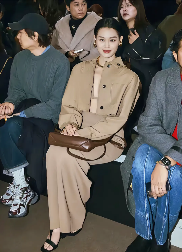 胡杏儿，172cm，这颜值逆天了，一点也看不出变老的痕迹，谁能看出这是三个儿子的