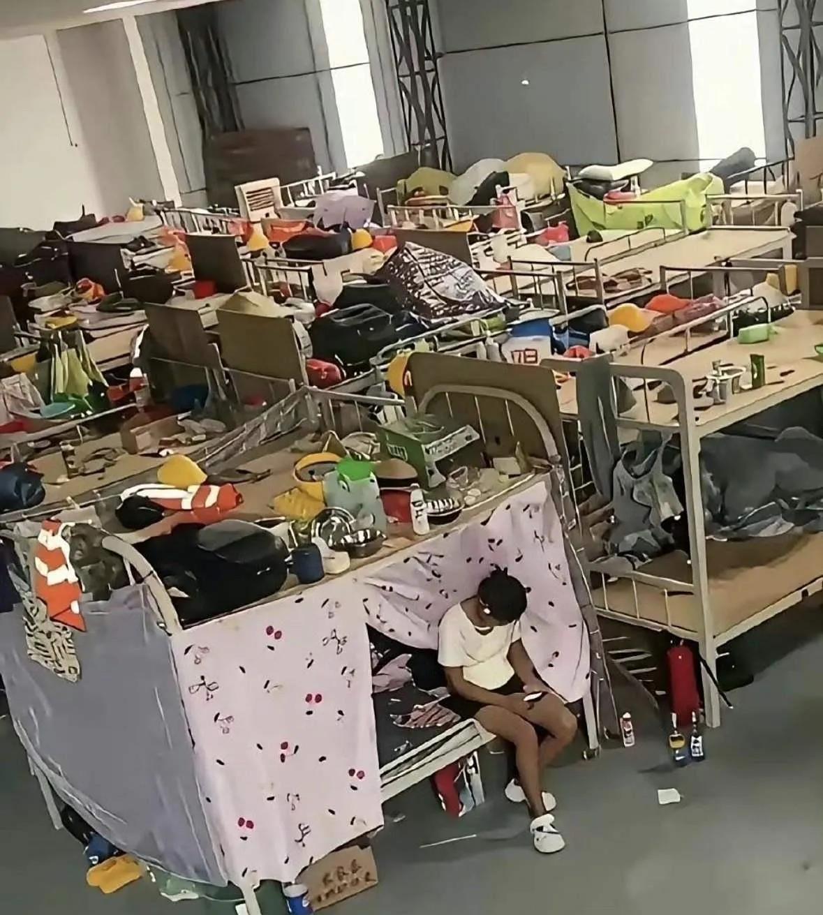 这样的宿舍住一个月给你1w元你愿意住吗？