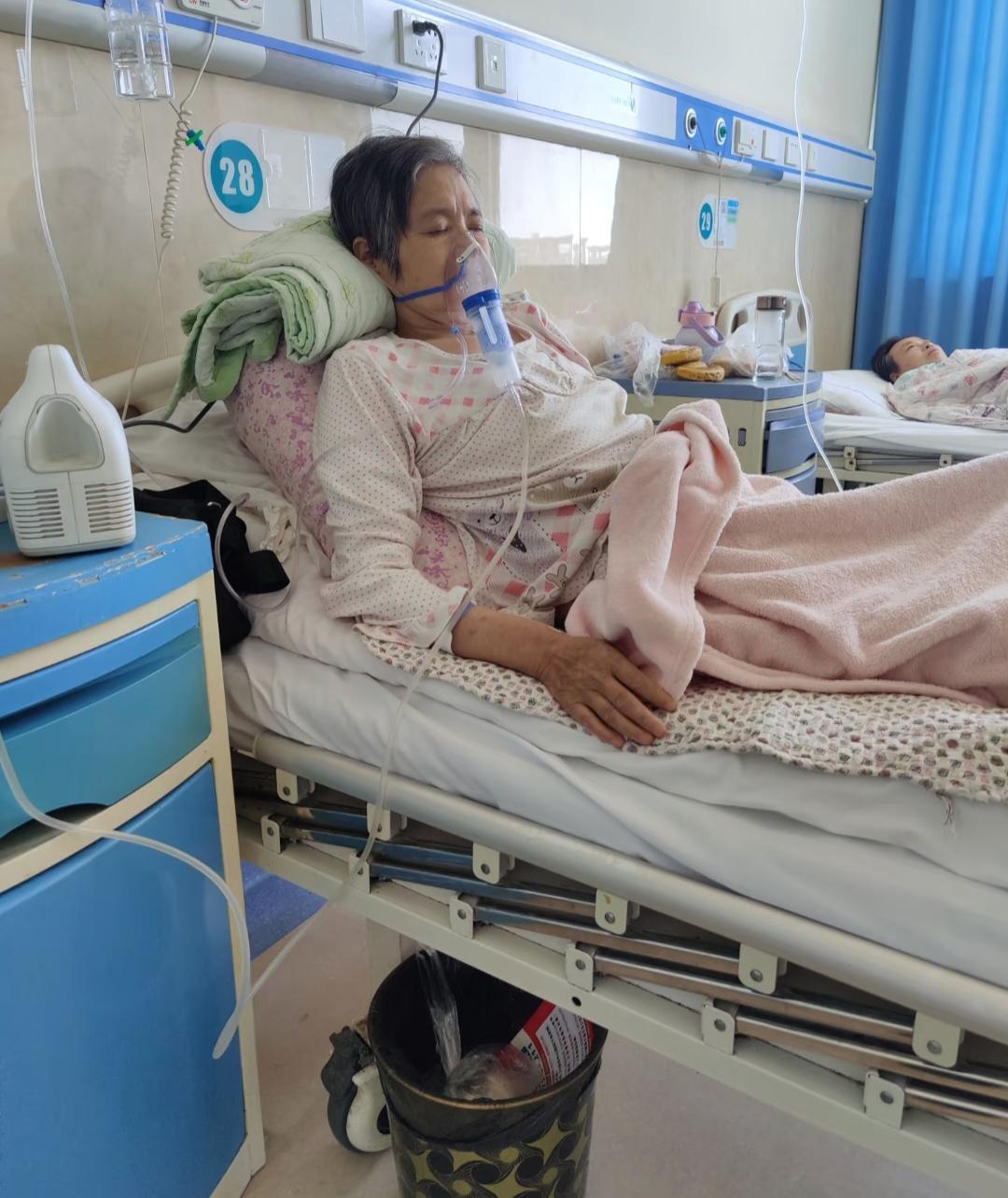 有些道理老年人就是想不明白今天去医院看望一亲戚，隔壁床的阿姨自来熟，趁儿子下楼