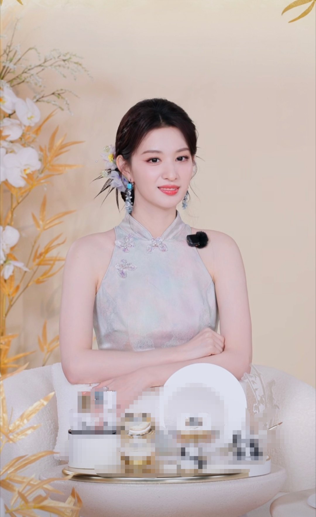 王楚然中式旗袍摇曳生姿王楚然正宗东方古典美人味随手一截都是氛围感画面，走动时身