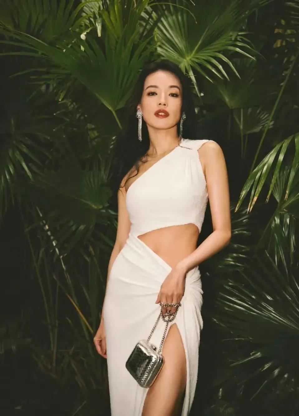 舒淇一现身便是行走的视觉焦点！那双腿修长笔直似超模，线条流畅又自带风情，举手投足