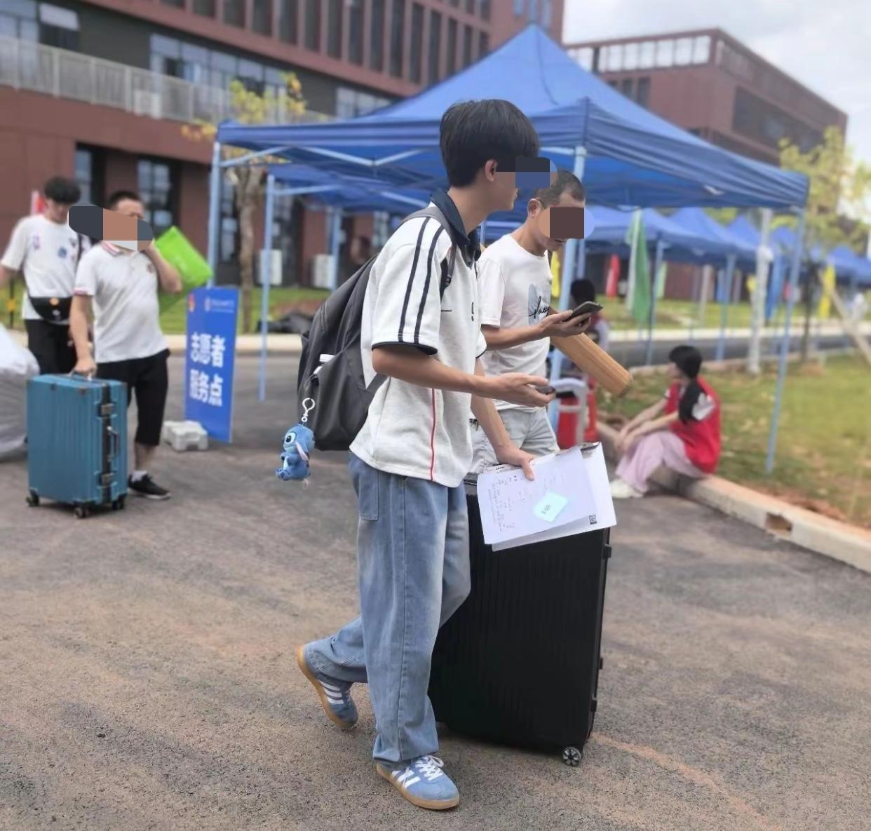 广东19岁的李同学报到当天遭到现场劝退学校：不知道是自闭症，影响别人学习不收。