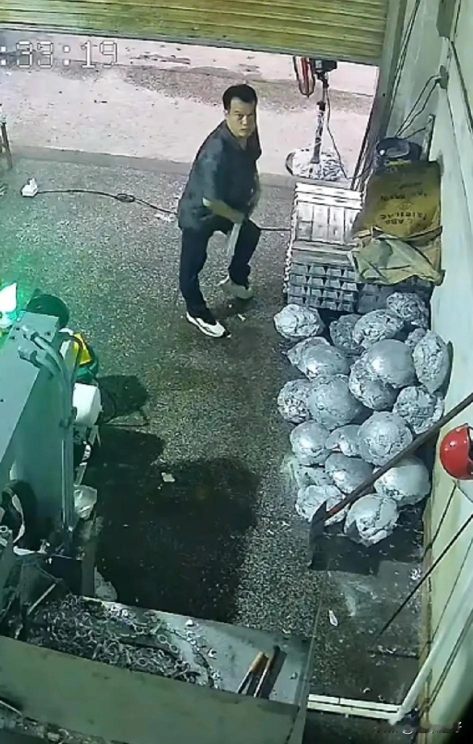 坏了坏了，月亮掉在水里了!一个在厂里上班员工趁着老板不在的时候，想搞点物资出去