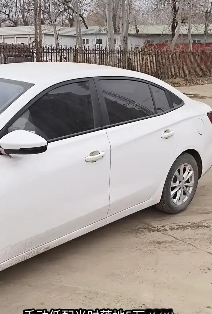 荣威i5现在手动挡有报落地4万多的，自动挡5万出头。这价格确实低，得仔细说说怎么