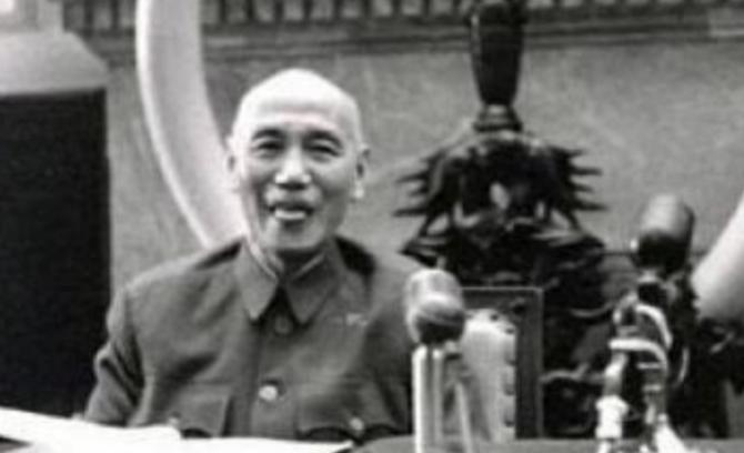 1949年，蒋介石回乡为母亲扫墓，听到这个消息后，乡亲们纷纷涌来，好奇询问：“听