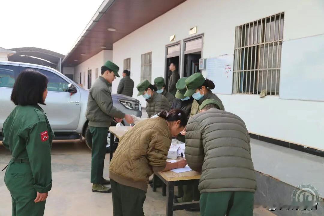 果敢同盟军抽血检查官兵健康状况！在缅北地区，时常对民众进行抽血检查，非常重要