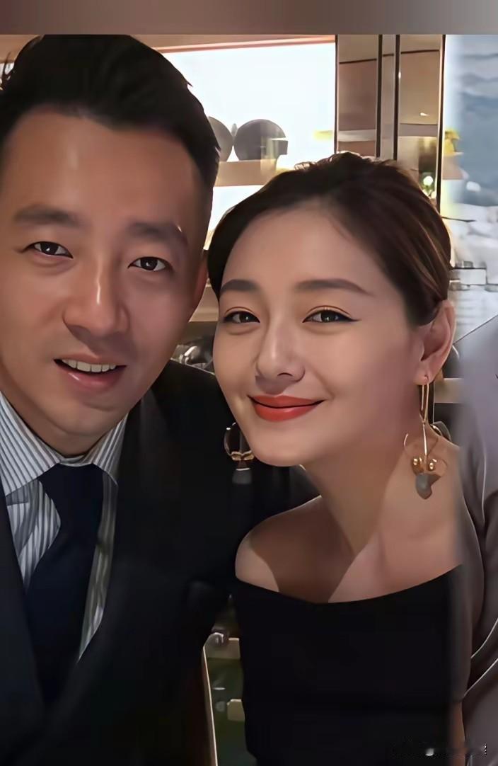 看着小S一家跟具俊晔的你侬我侬越看越觉得大S跟汪小菲的十年婚姻就是个巨大的讽