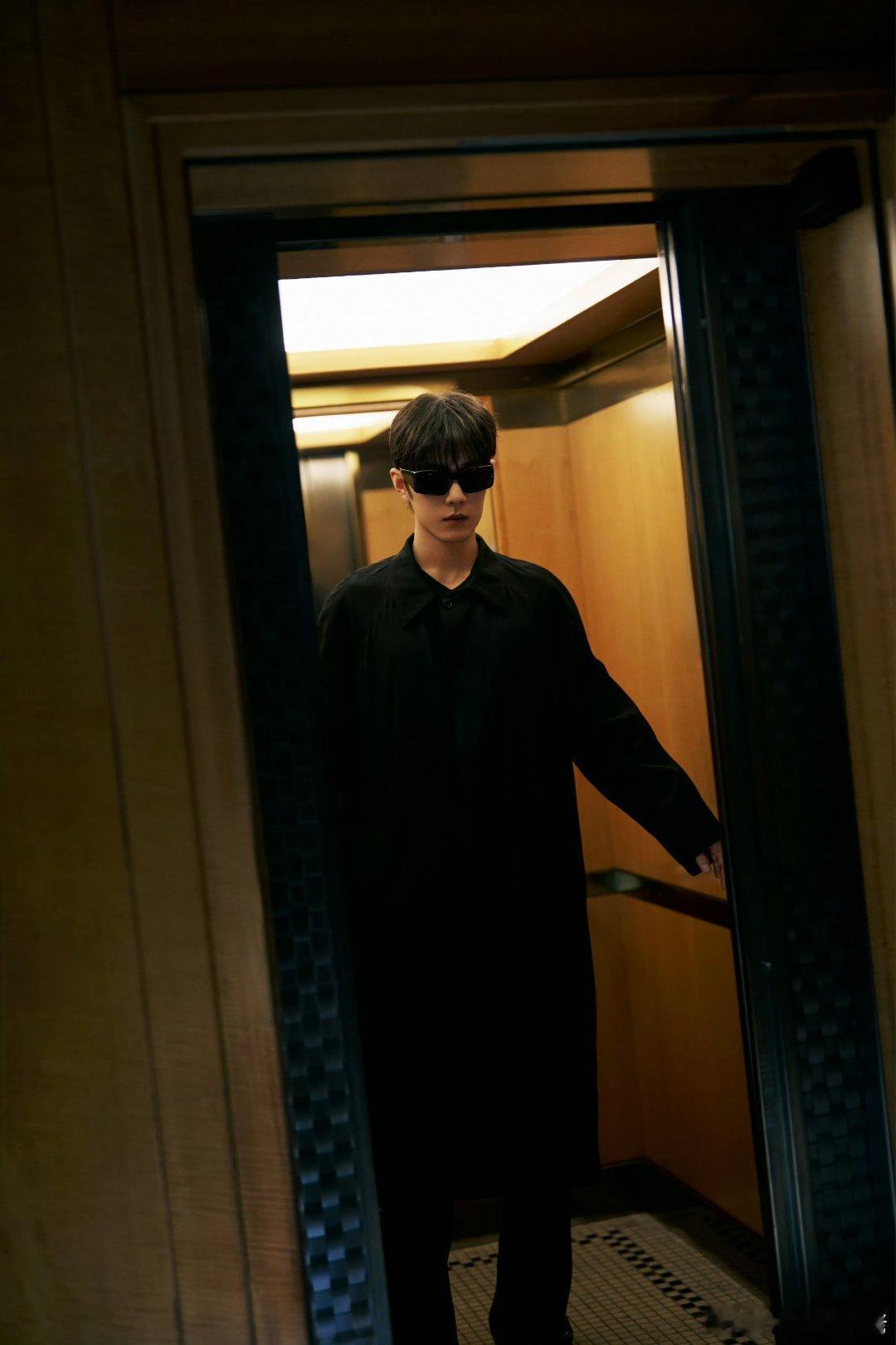 Gucci大秀肖战look→我从来没见过这样的肖战，顺毛还这么腹黑感，黑超墨镜+