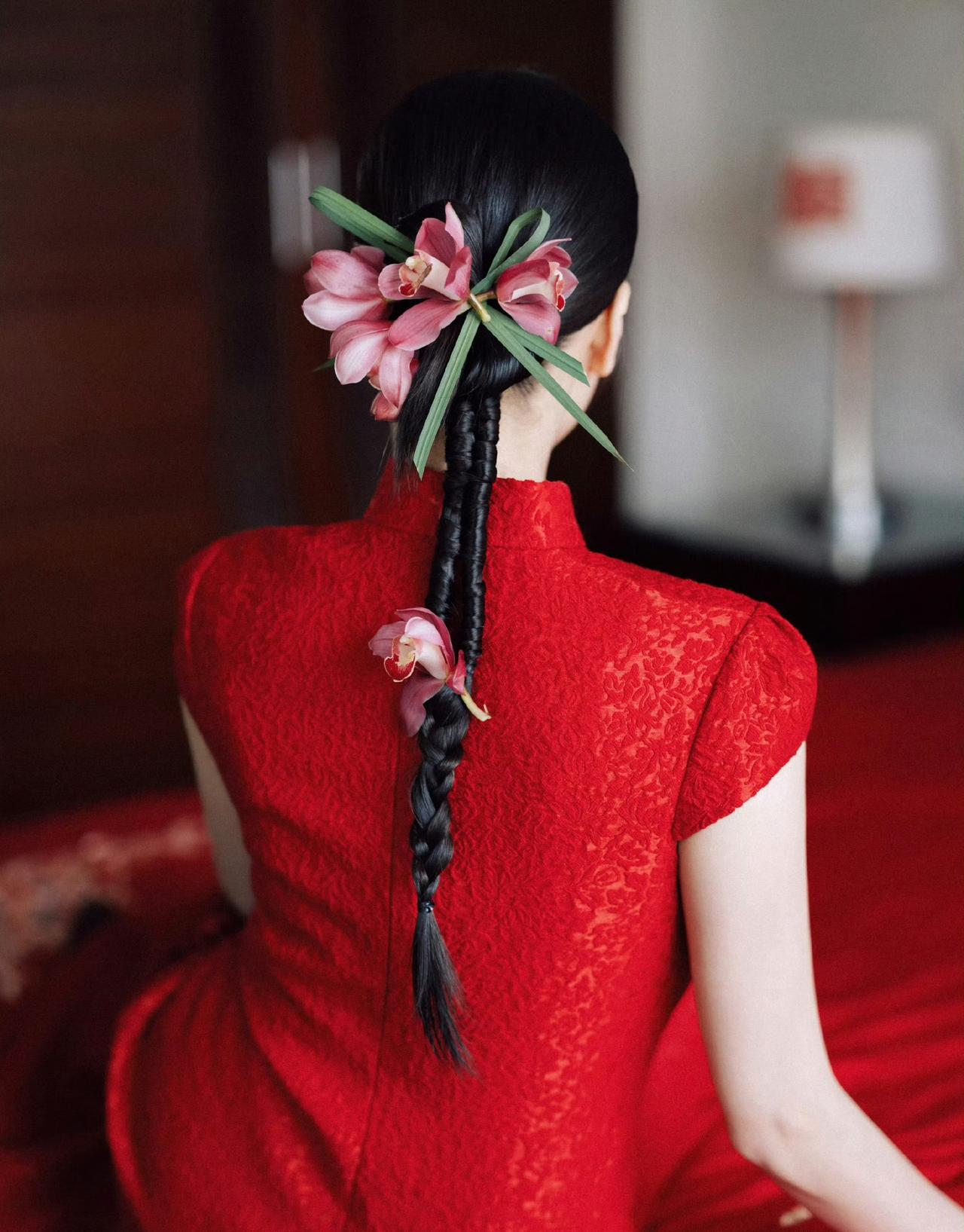 女人结婚的好处：1、给自己传宗接代2、有个免费的伴侣3、有个照顾自己的人