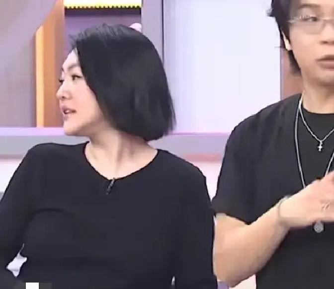 昨天刷到小S自爆家里管手机的事，真把我给逗乐了。她说自个儿手机密码全家公开，可她老公老王倒好，捂得死