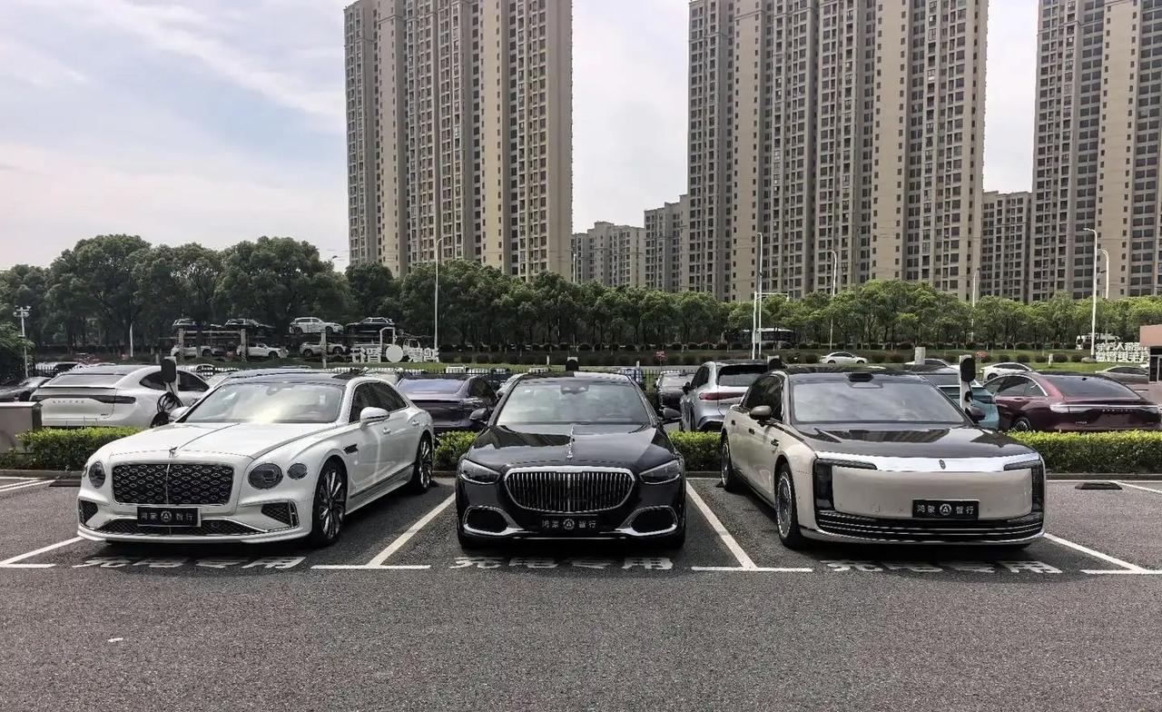 当宾利、迈巴赫、尊界S800停在一起时，大家觉得哪款车的气场更强？从图片角度来看
