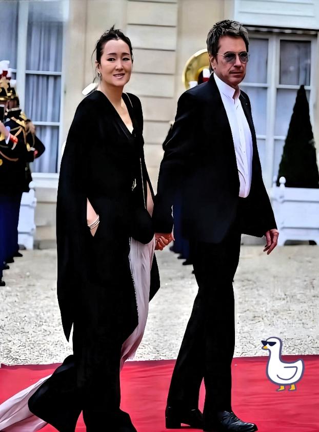 章子怡沉默了她没想到！马克龙这趟来华，真是给足了巩俐排面。这可不是蹭红毯