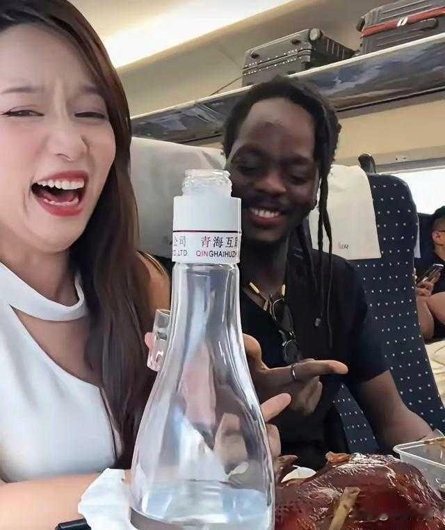 高铁偶遇一幕惹热议，姑娘对外国陌生人格外殷勤重庆开往北京的高铁上，一位姑娘