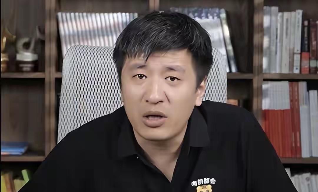 儿子去世六天后，张妈妈的状态曝光了。追悼会上，她哭到全身颤抖、几度晕厥，被工