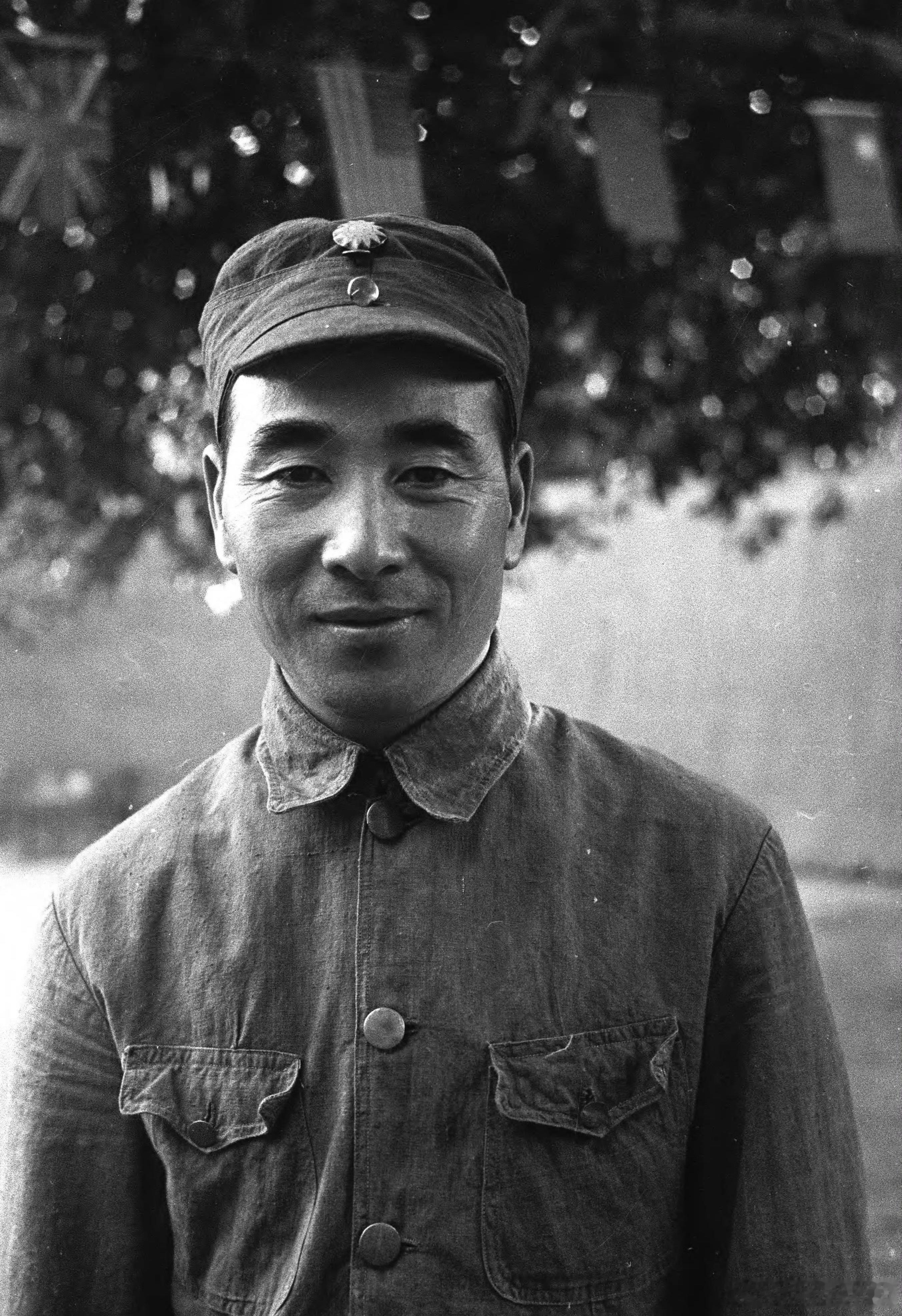 1942年，陕北。面对外国记者的镜头，身经百战的林总，反倒略有拘束。