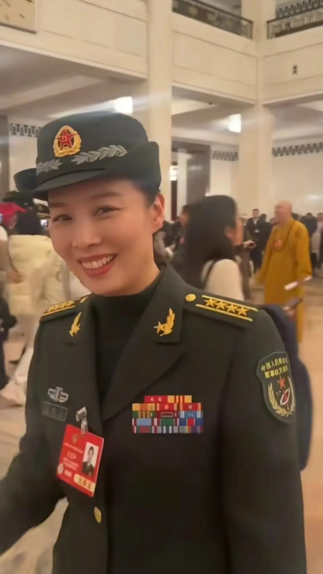 万能的网友大神们，谁能给解析一下，女航天员王亚平大校的勋表，虽然我看不懂勋表，但