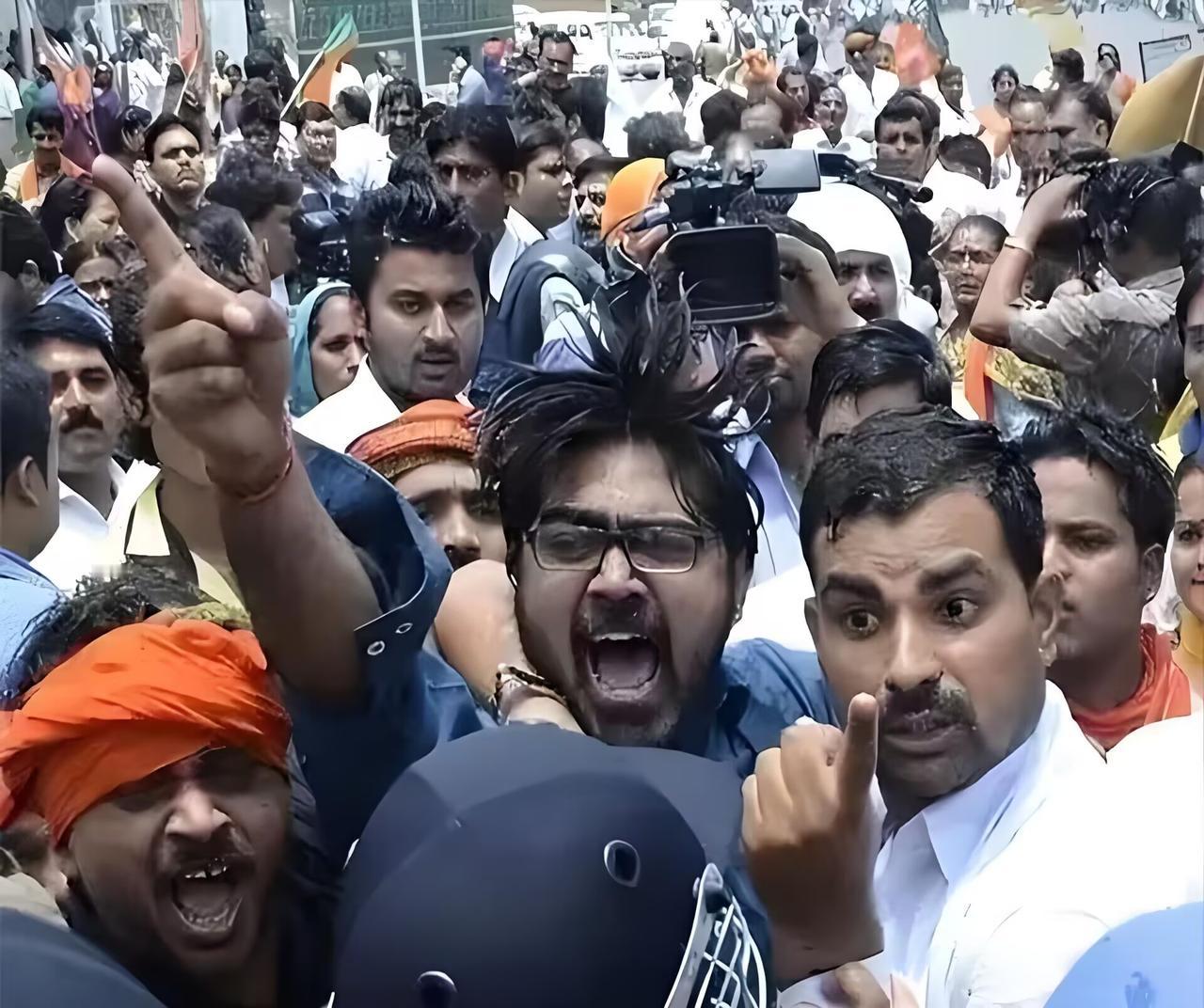 你发现没？为啥西方对印度总是睁一只眼闭一只眼，很少下狠手围堵？不是印度真有那么