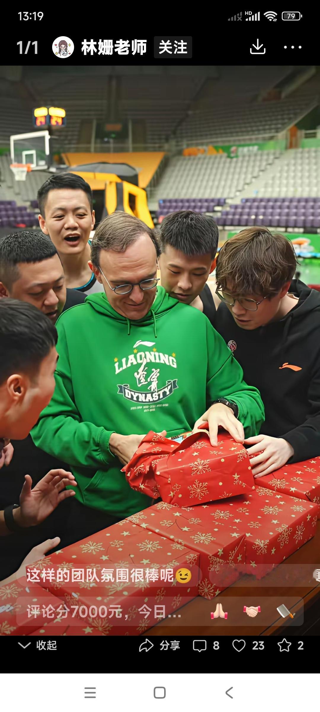 赵继伟是辽宁男篮的队长。有伤在身，不能上场打比赛。作为队长不能上场，心里