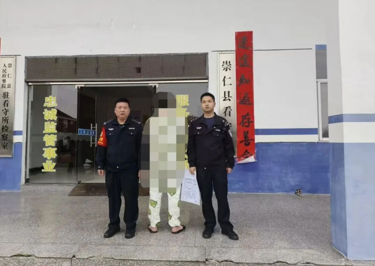 察觉河边男子步态诡异，几名学生果断报警