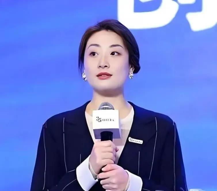 你们有没有感觉宗馥莉身后应该有高人指点她好像自从出国，走的每一步都预料到了宗