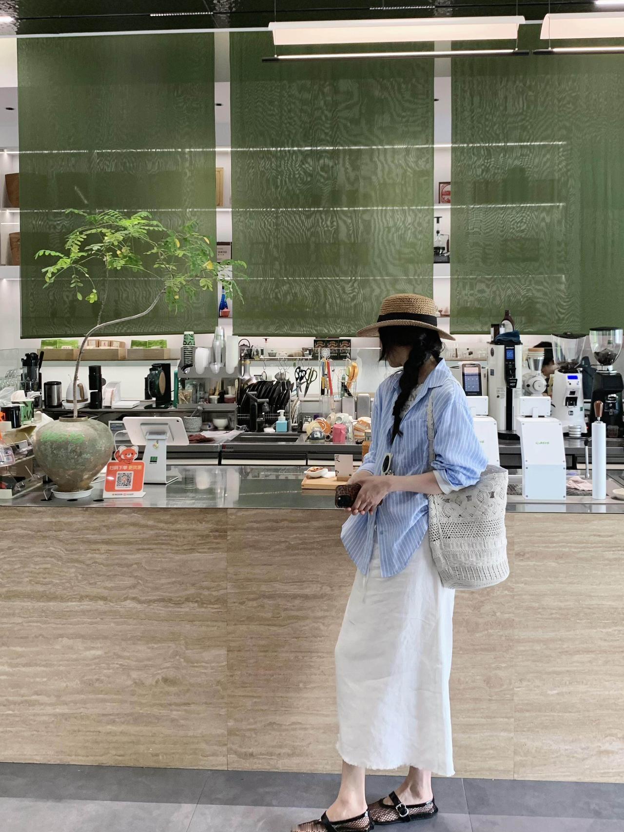 蓝白搭配超温柔呀！清爽的蓝白条纹衬衫搭配随性白裙，自带松弛的夏日氛围。解开几