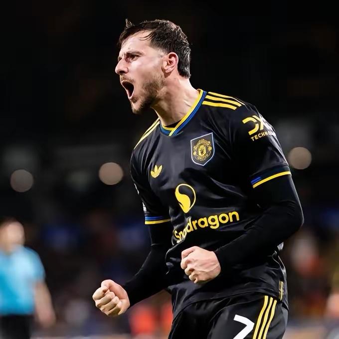 非洲杯期间，曼联能不能熬住不掉队，真的就是要看芒特了。他和库尼亚踢前腰，谢什科