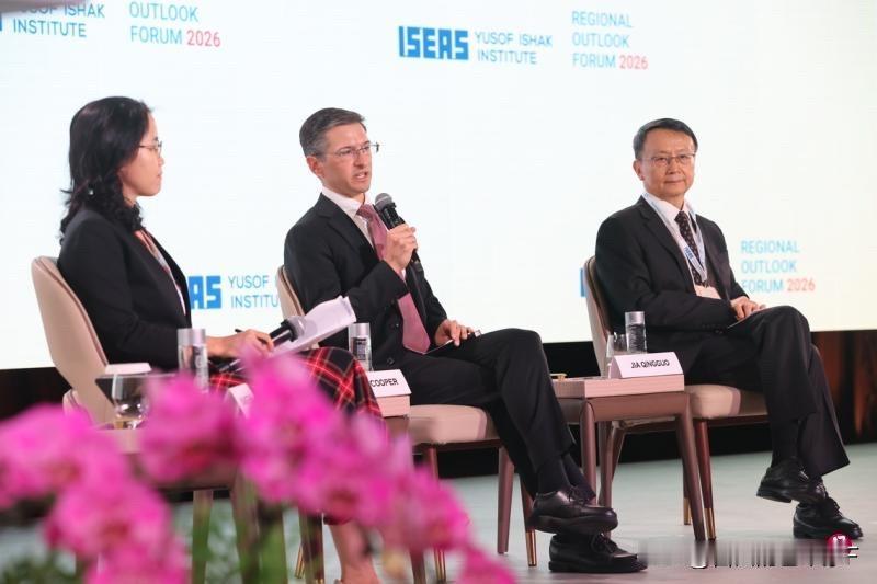 美专家一语惊人，中美关系长不了，特朗普只是先哄着中方1月8日在新加坡尤索夫伊