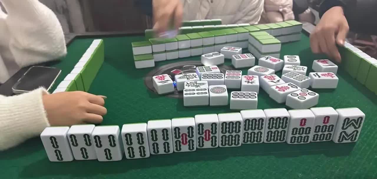 朋友打牌，第一次抓到这种牌，看了半天也没确定胡什么，有没有人告诉他这手牌胡什么呀
