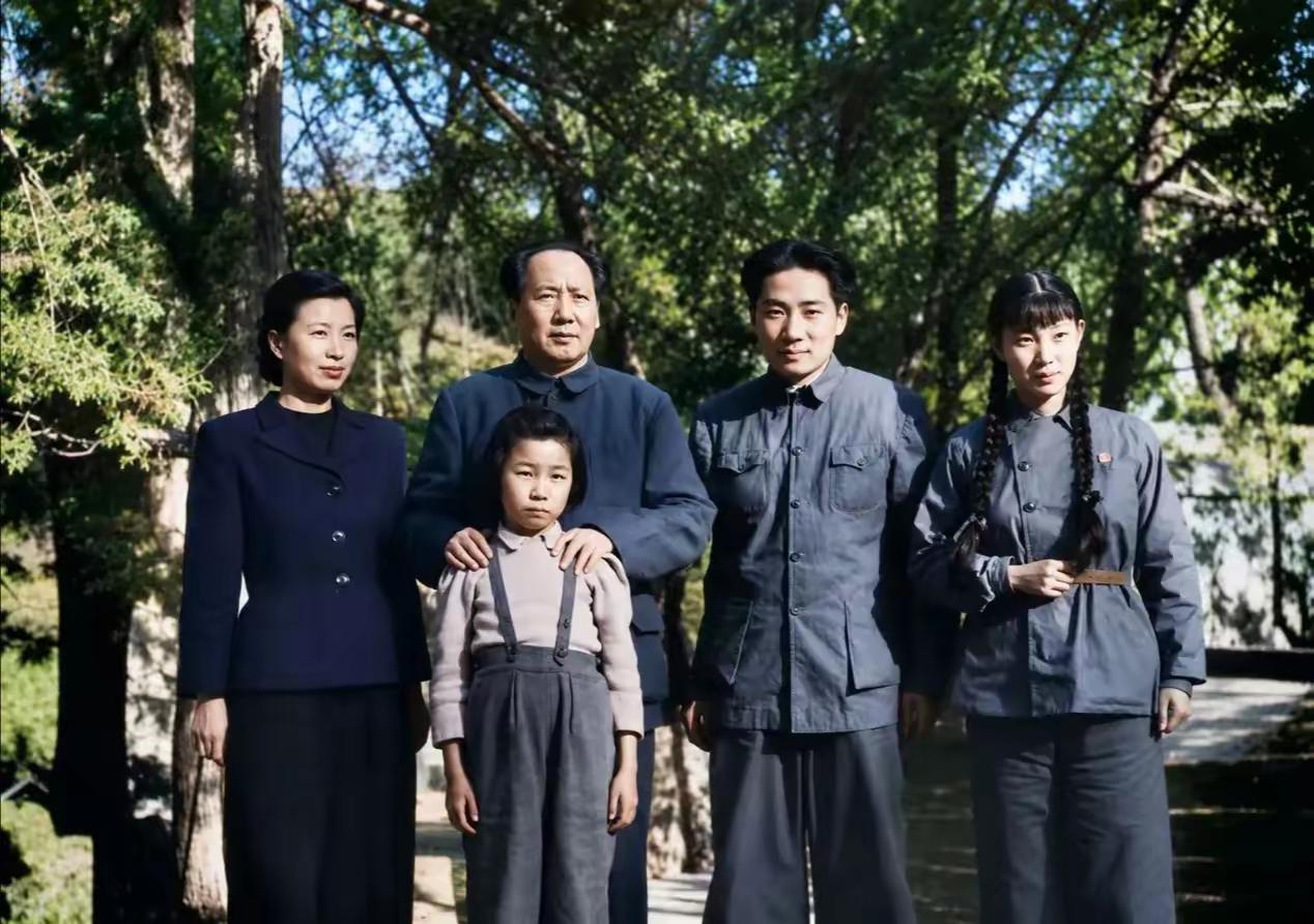1949年，毛主席一家五口的合影，小女儿李讷才10岁，准儿媳刘思齐还未过门。​