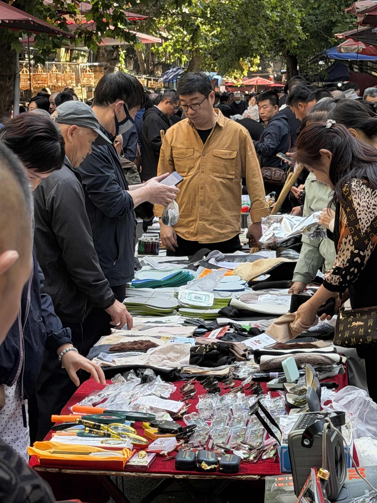 今天上午，我逛西安档子，从西仓南巷，走到西仓西巷，又走到西仓东巷，看到里面人都很