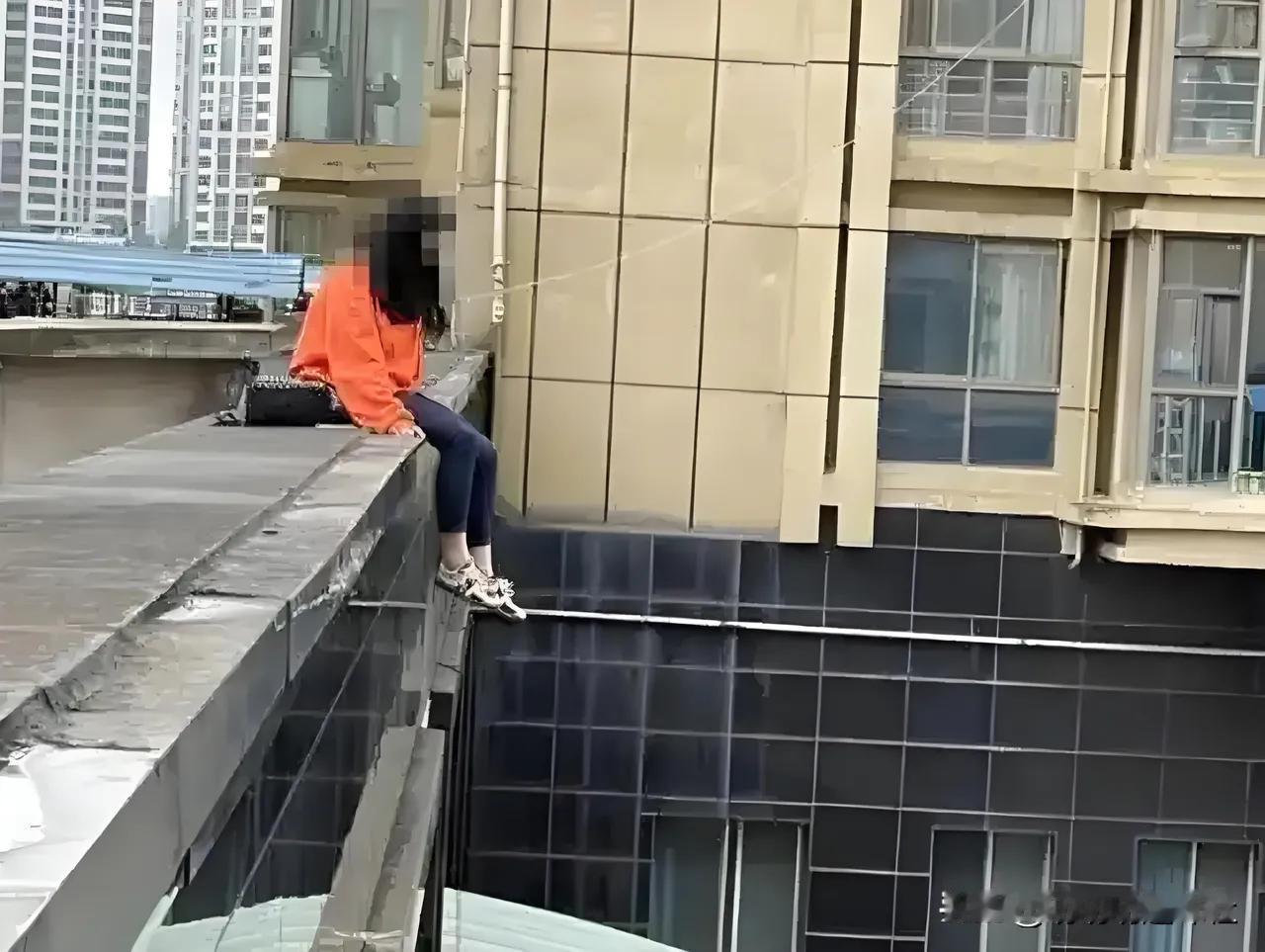 人选择跳楼自杀，多因这种方式便捷，且有“无坠死鬼”的说法。但生命本就坚韧，绝路往