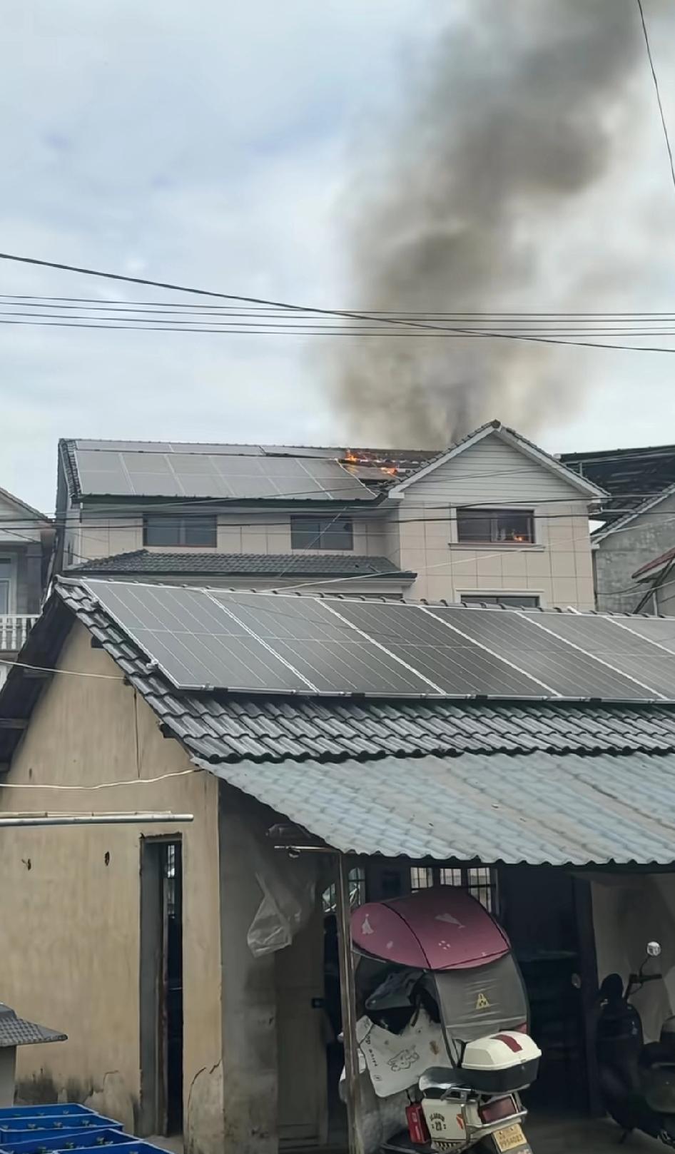 光伏着火了！难道这就是装光伏的好处？估计很多人后悔装光伏了必须经常清理上面的鸟