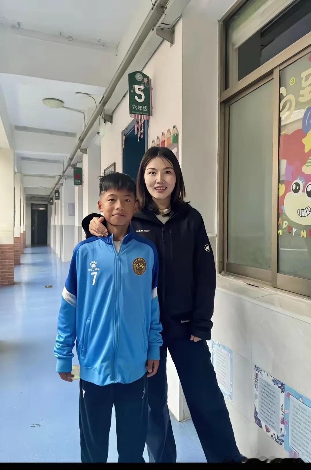 南京12岁“空翻少年”夺冠回国，班主任许老师一句话看哭网友最近，所有人的朋友