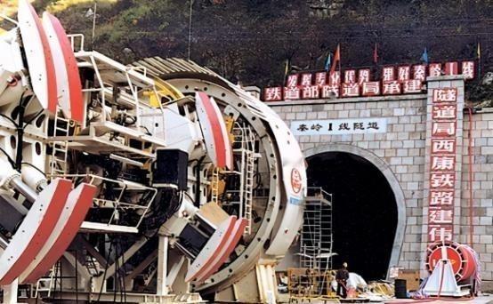 1997年，中国修建秦岭隧道，向德国购买盾构机，德国当时报价高得惊人，态度冷硬不