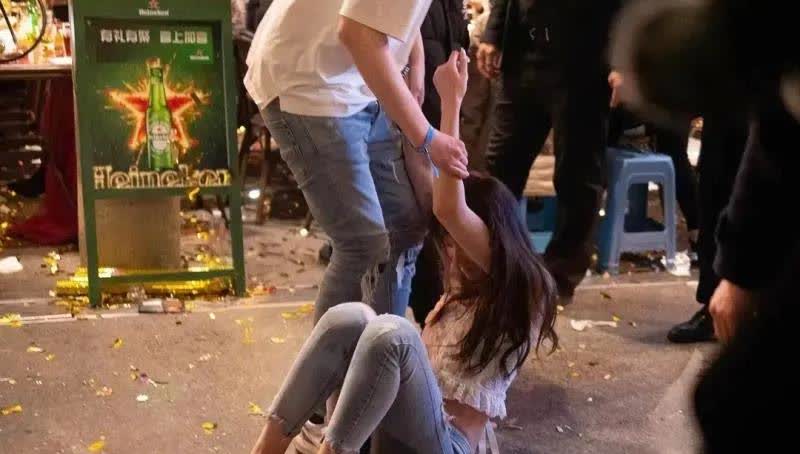 深圳女司机凌晨勇止街头可疑行为广东深圳某凌晨，一名女司机驾车途中，发现
