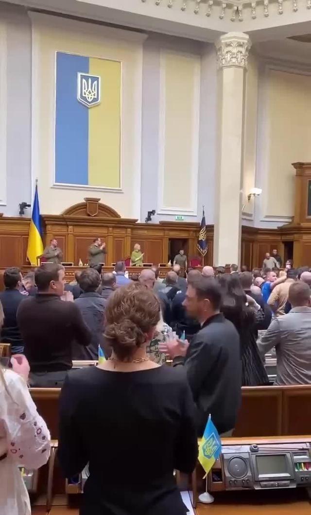 有人推测，“如果乌克兰真的要进行战后大选，泽连斯基连任的概率不大了，估计人选将在