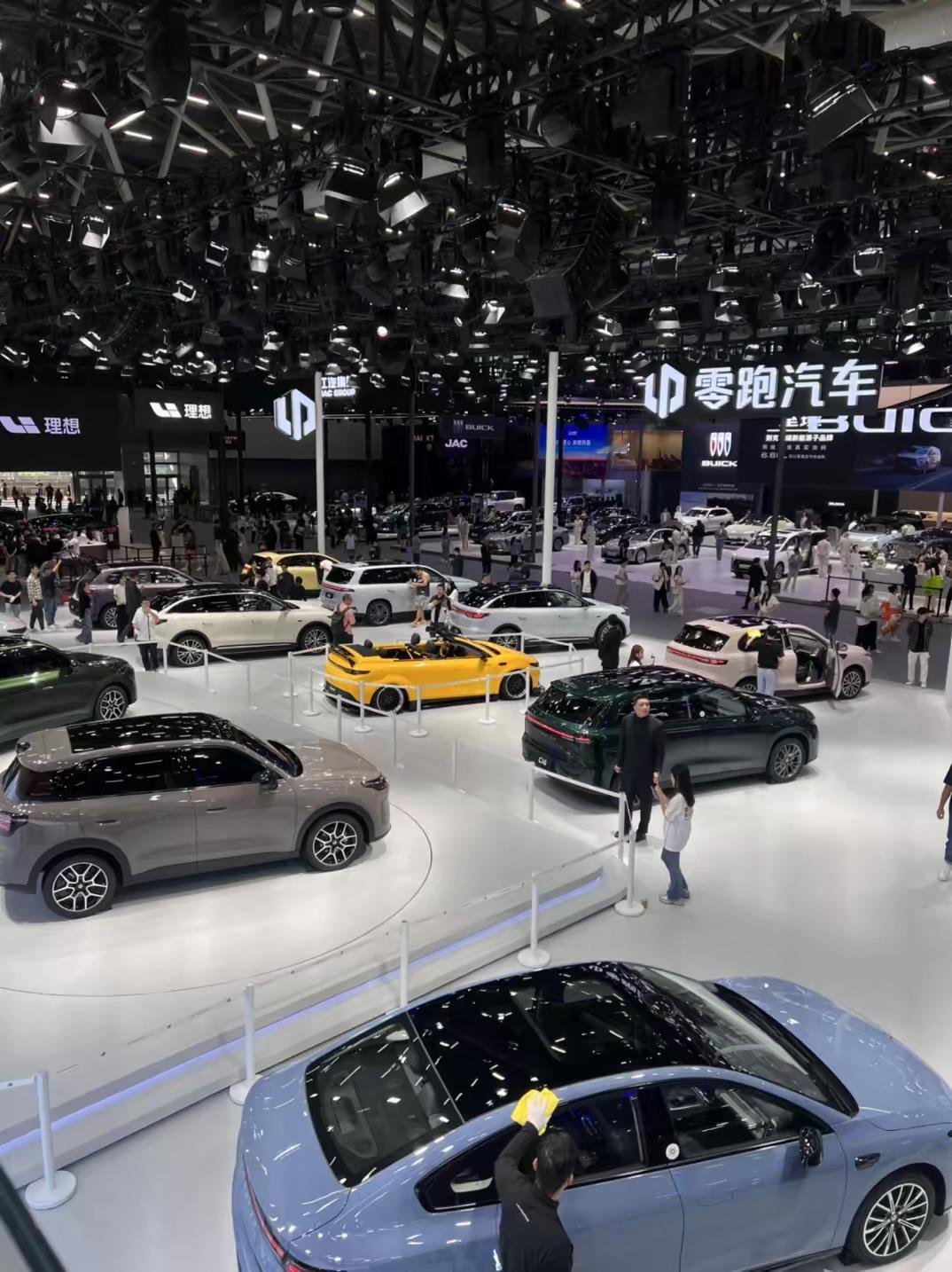 上岗第二天！超酷零跑Lafa5配上美女小姐姐是不是相得益彰！我们车主工...