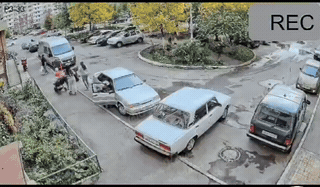 “我的孩子你也敢撞”！家长像一头发疯的野兽，冲向那个还没反应过来的电动车主，二