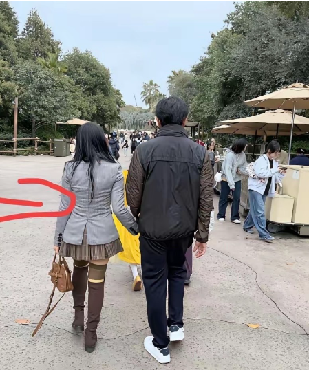 刷到一条伊能静和秦昊的动态，两人的背影看起来还是能够看得出年龄。特别是伊能静