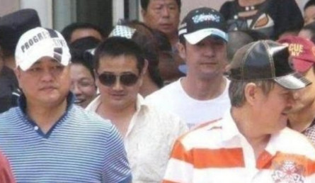 一次，赵本山的保镖张家豪，在酒吧门口不小心刮蹭了一辆车。车主狮子大开口：“少50