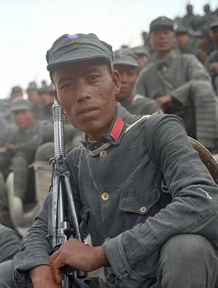 看看八路军的机枪手威风凛凛，霸气十足。1944年，美国记者哈里森·福尔曼来到陕甘