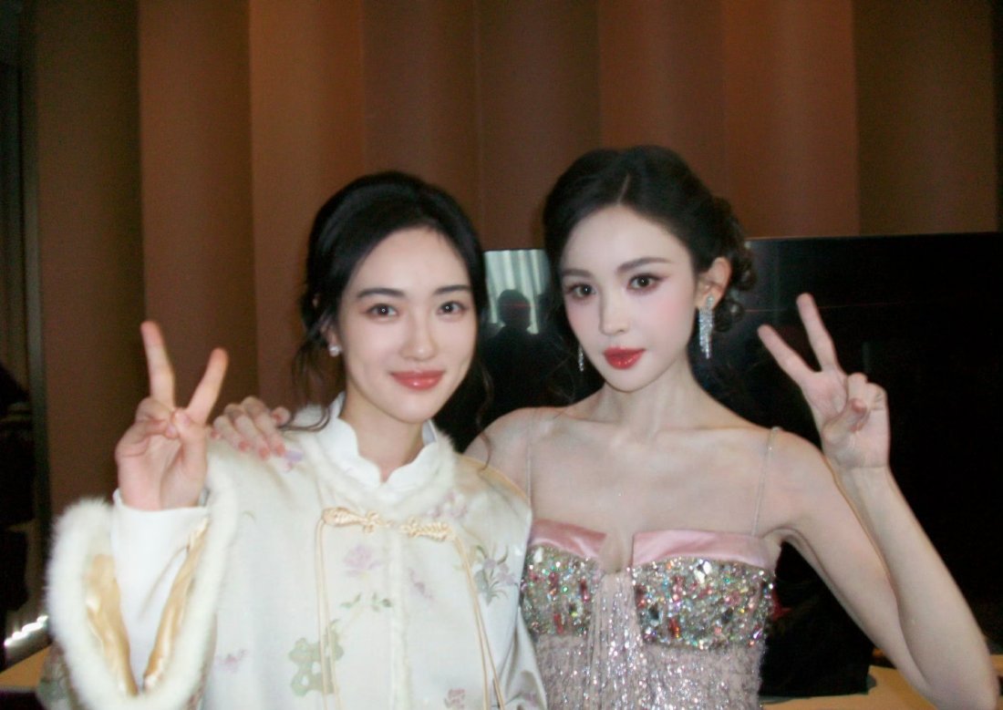 赵嘉敏你看着人家娜扎姐姐的眼神十分明显的嘞