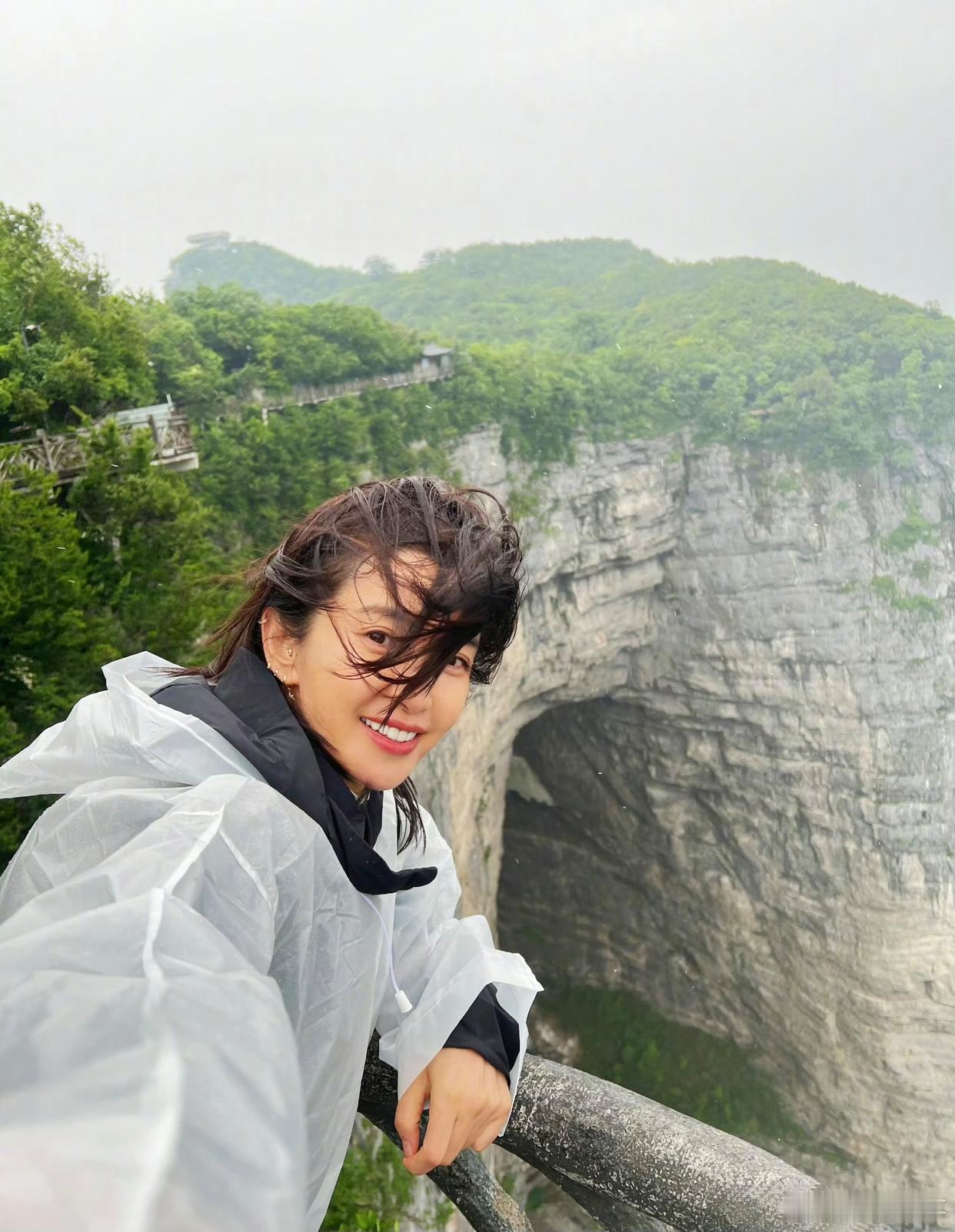 李冰冰头发被山风吹成这样，居然脸一点变化都没有，不愧是演员，表情管理很到位！
