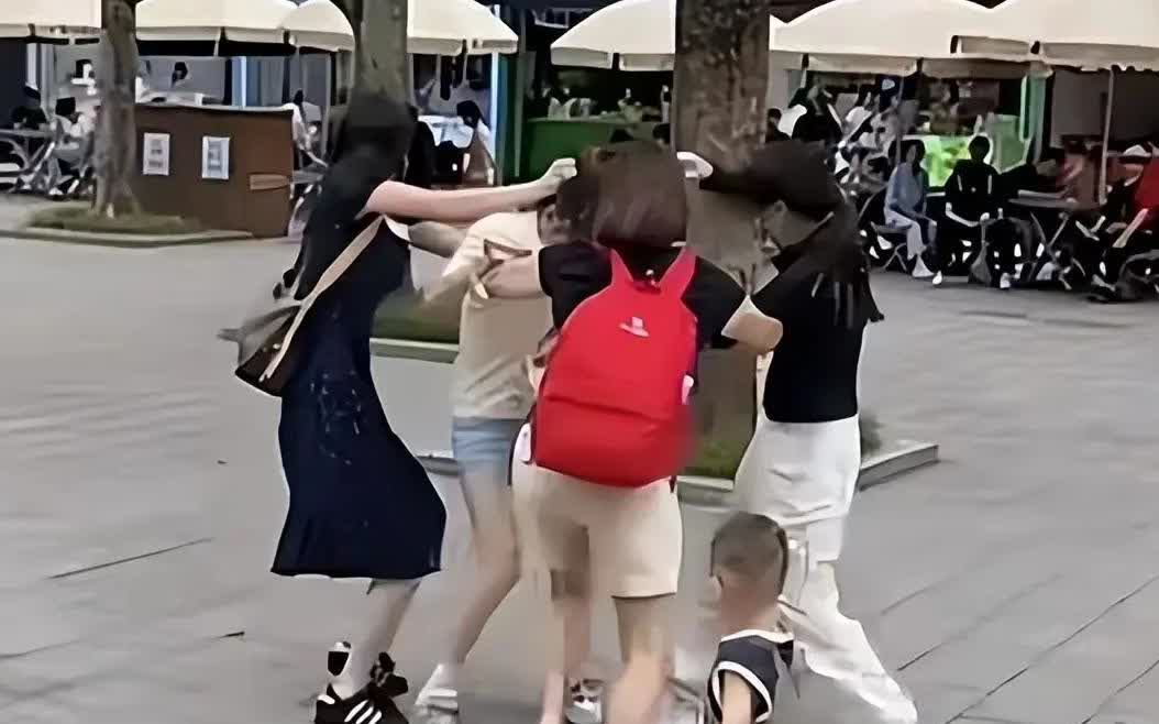 重庆动物园一女子被3人群殴！6月18日，重庆动物园发生3个女人打1女事件！