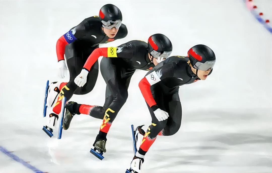 破历史！中国速滑男团绝杀挪威进四强，大年初一决战美国，新年献礼太燃了米兰冬
