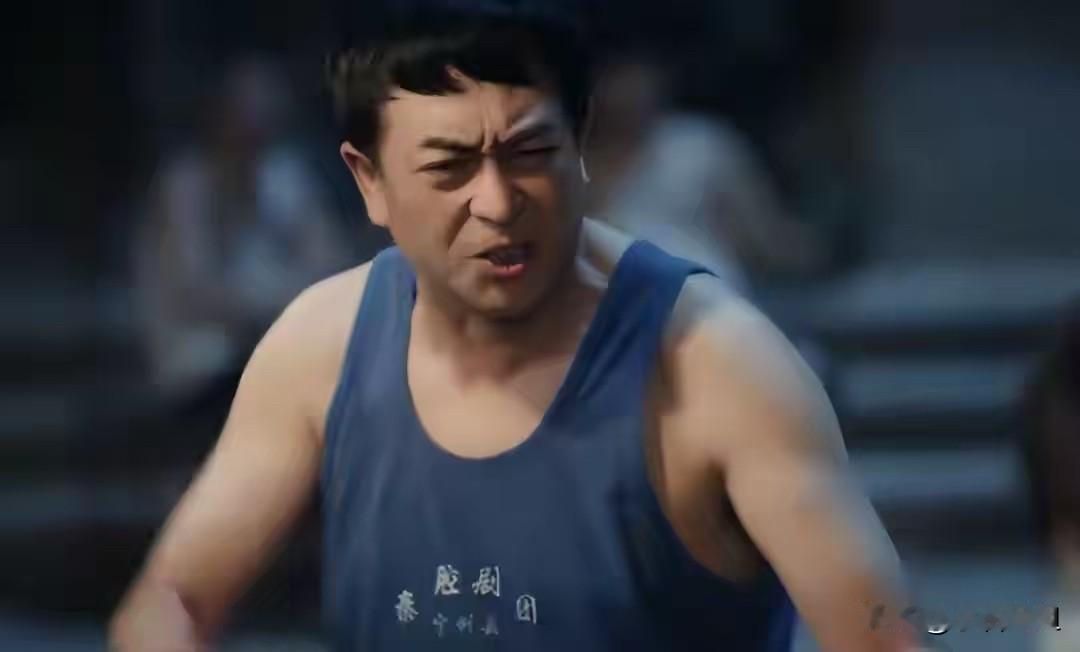 为什么56岁的张嘉益还能霸屏新剧？今天我终于弄明白了，原来他靠的是3股"狠劲