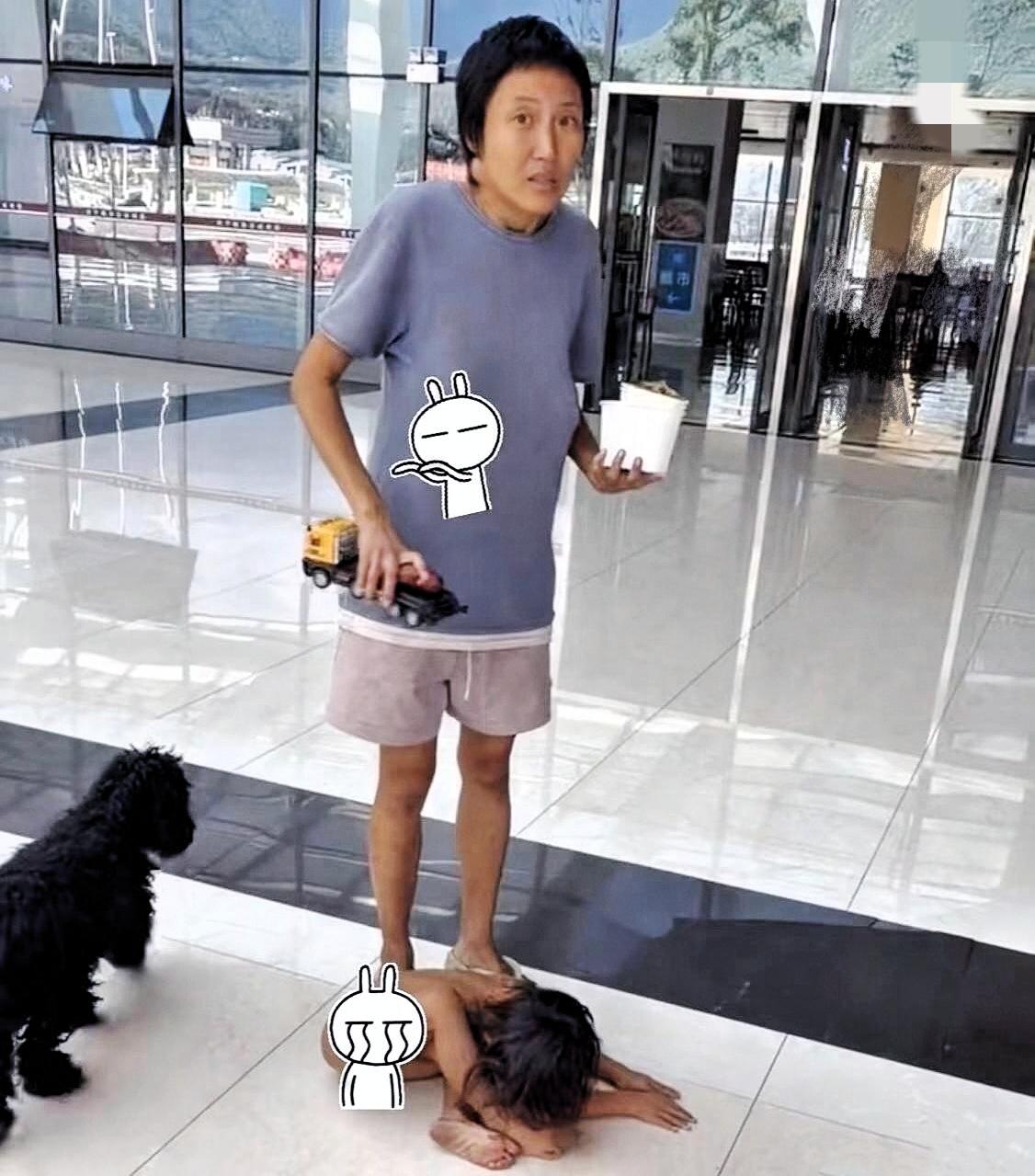 这女人是被拐的吗？相比较说孩子是野人，我觉得这个妈妈/奶奶才更可疑不是吗？