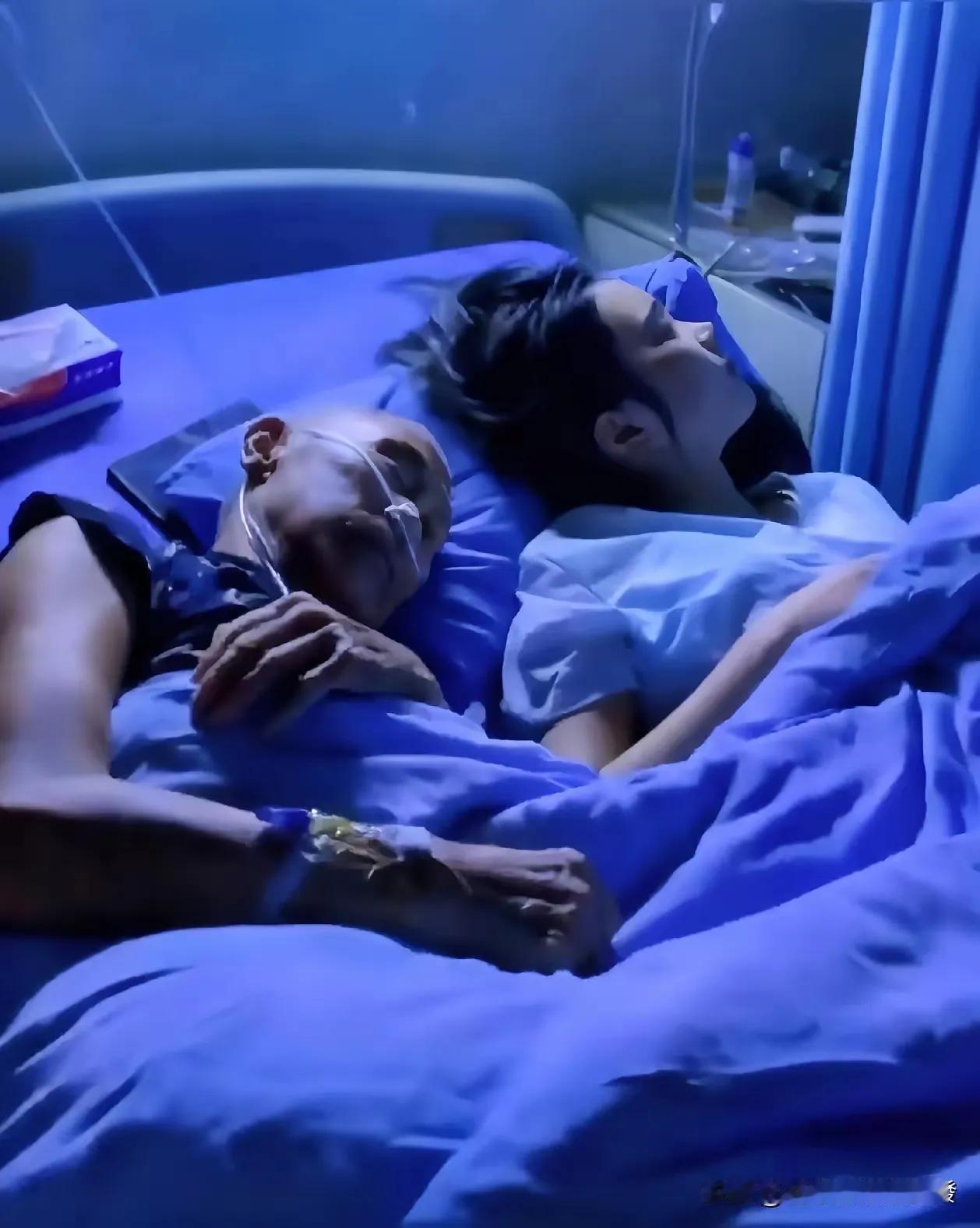 孙女坐了足足两个半小时的公交车，从乡下老家一路奔波到市区的医院，就为了给住院的爷