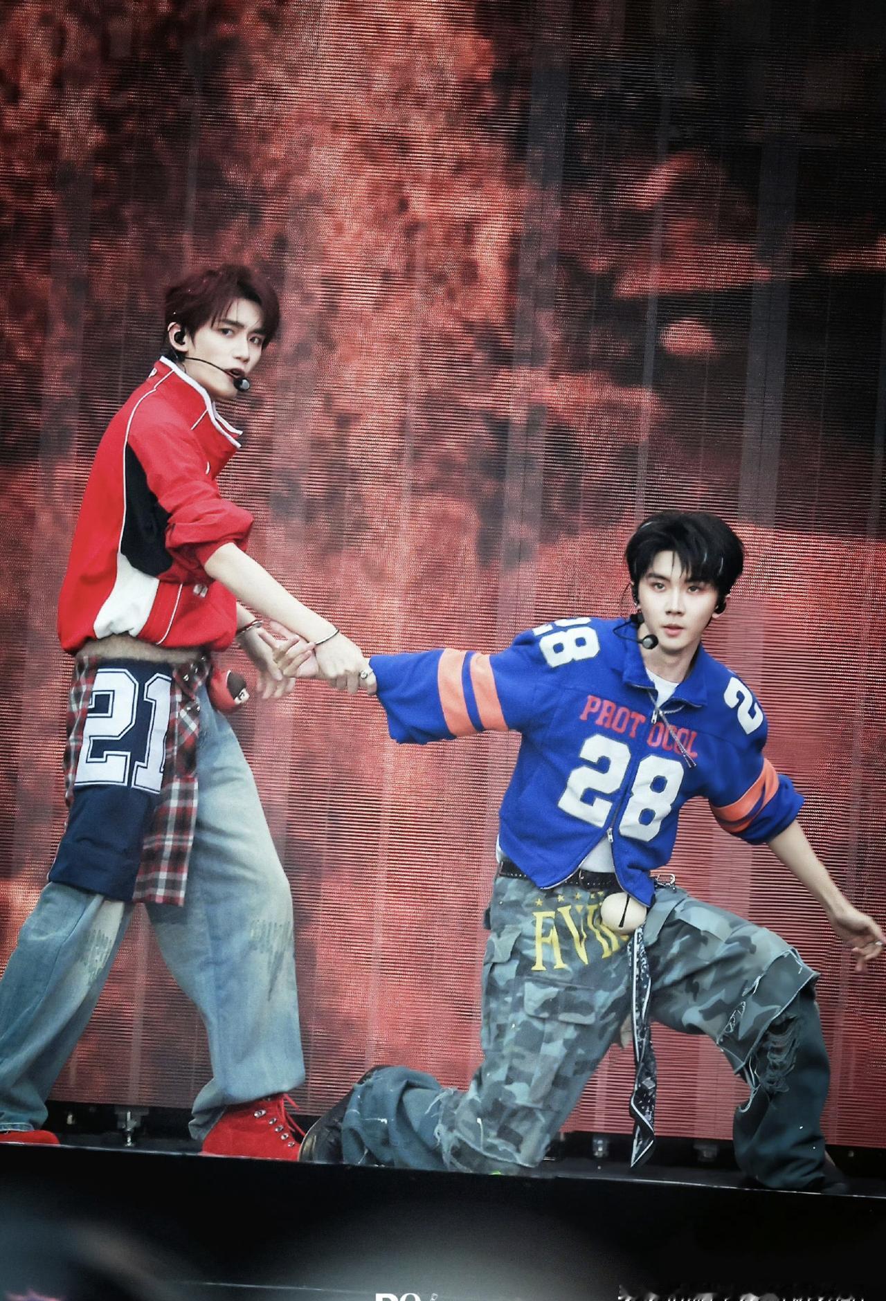 丁程鑫今年本命年，但他最该扛过的不是太岁。我跟你说，他膝盖磕在地板上的闷响，比