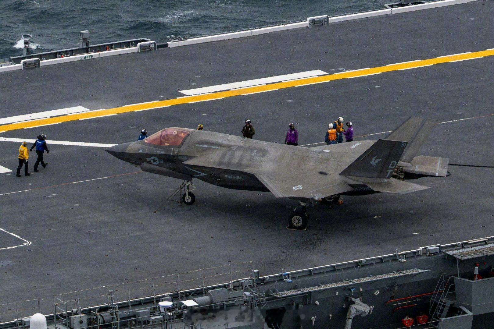 反观F35这个锈迹涂装啊。。海水对隐形涂料的侵蚀还是很严重的。希望咱们的35已经